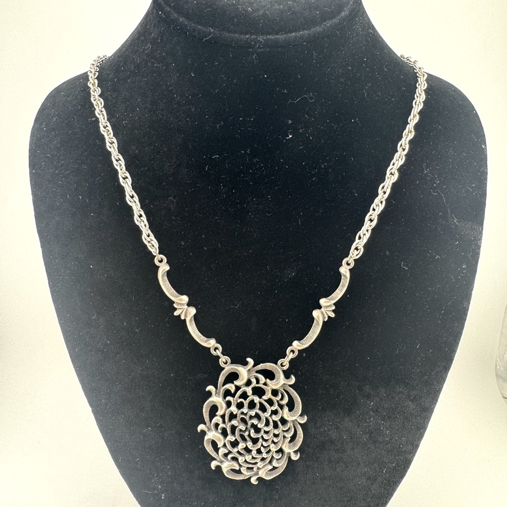 Amway Spanish‎ Scroll Elegant Silver Pendant Necklace